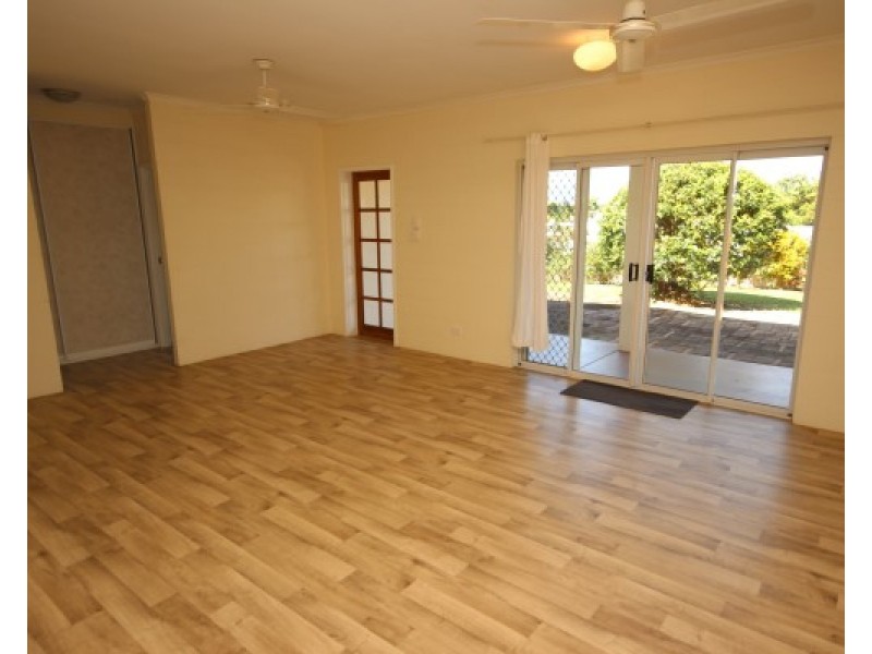 8 Hogan Court, White Rock QLD 4868