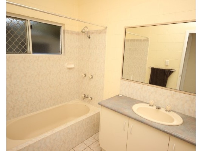 8 Hogan Court, White Rock QLD 4868