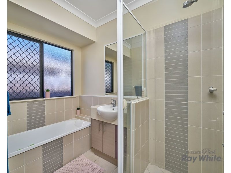 33 Fitzmaurice Drive, Bentley Park QLD 4869