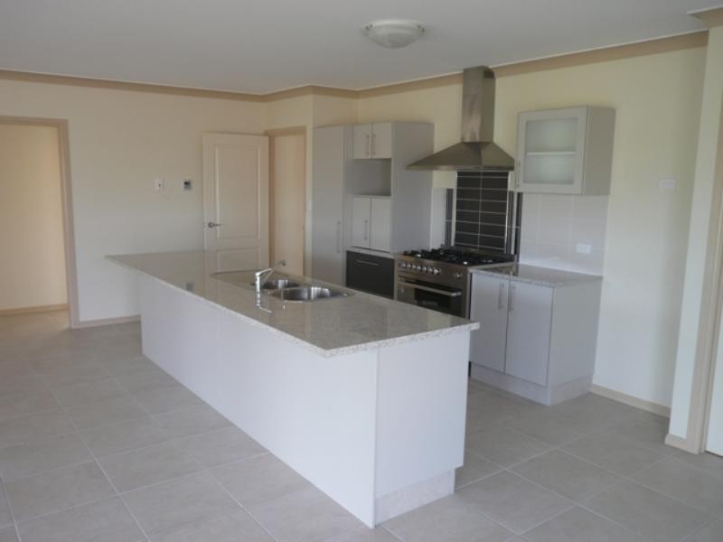 42 Leftwich Street, White Rock QLD 4868