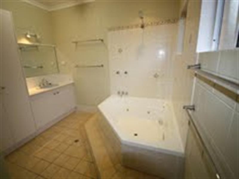 40 Robert Road, Bentley Park QLD 4869