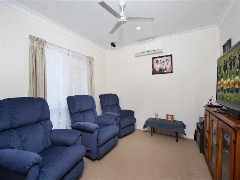 4 Hillman Place, Bentley Park QLD 4869