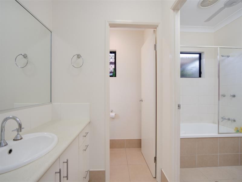 4 Hillman Place, Bentley Park QLD 4869