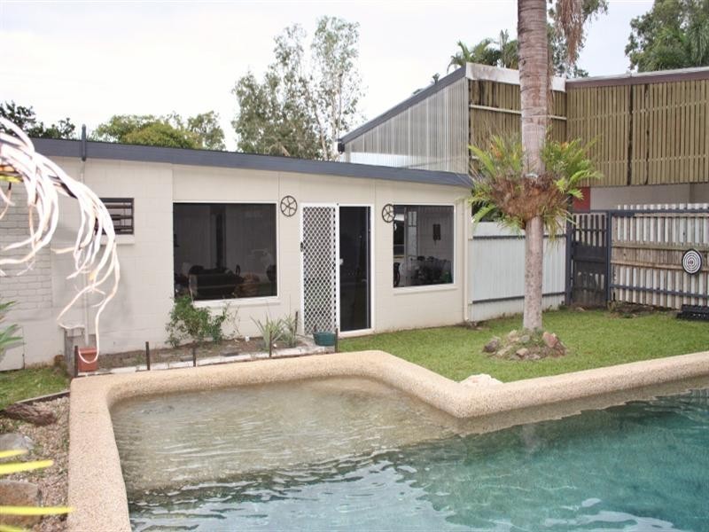 4 Coombs Street, White Rock QLD 4868