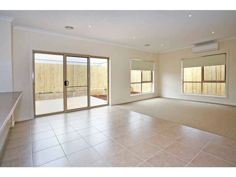2/32 Blackheath Mews, Waurn Ponds VIC 3216