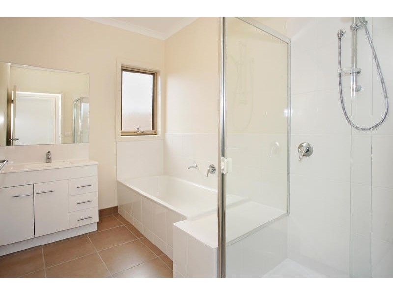 2/32 Blackheath Mews, Waurn Ponds VIC 3216