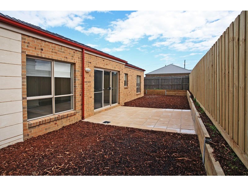 2/32 Blackheath Mews, Waurn Ponds VIC 3216