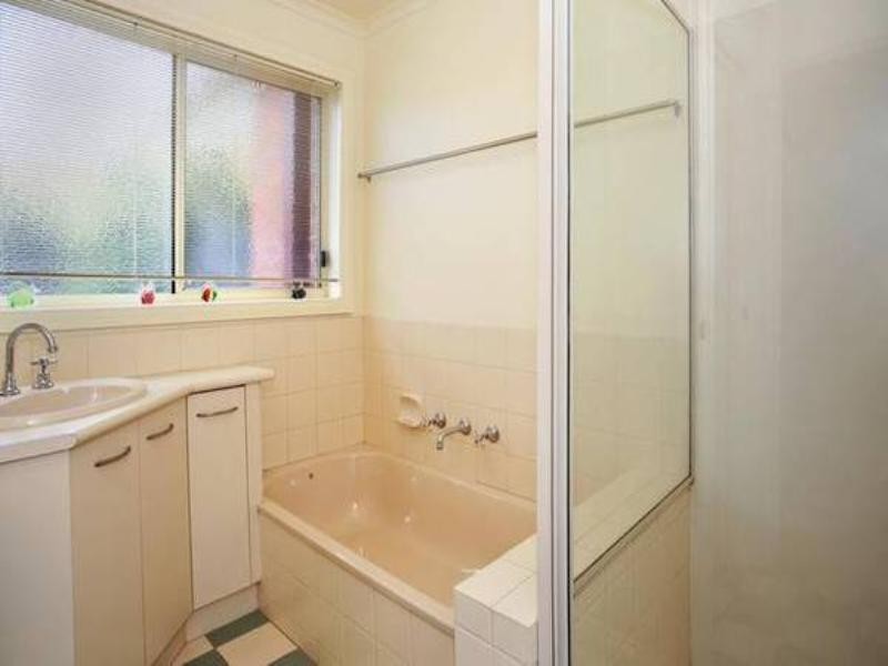 27 Broughton Drive, Highton VIC 3216