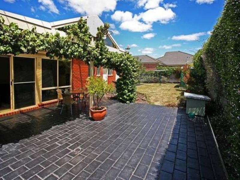 27 Broughton Drive, Highton VIC 3216