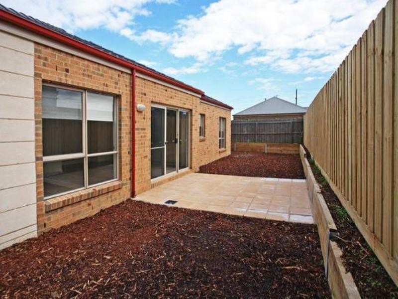 2/32 Blackheath Mews, Waurn Ponds VIC 3216