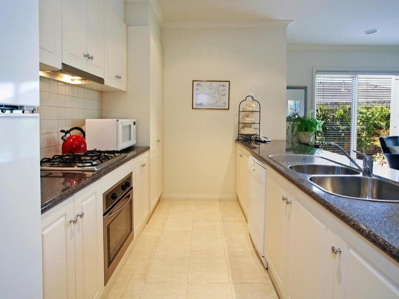 1/17 Pethajohn Parade, Grovedale VIC 3216