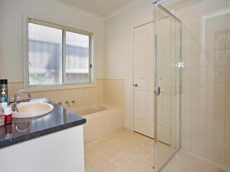 1/17 Pethajohn Parade, Grovedale VIC 3216