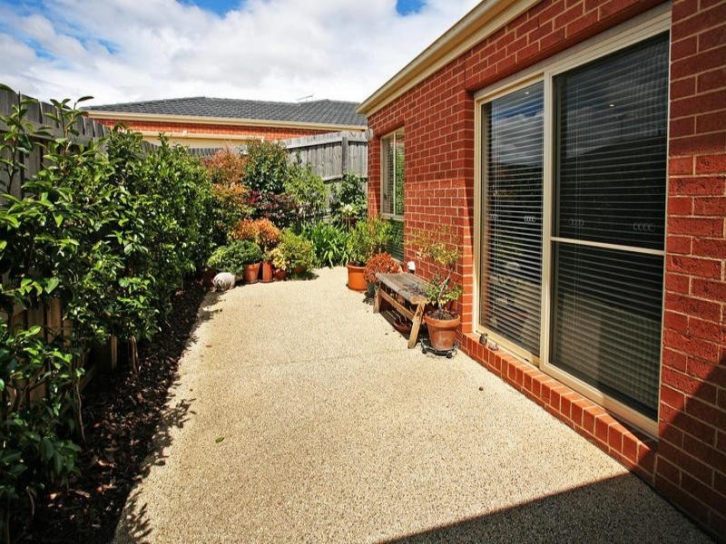 1/17 Pethajohn Parade, Grovedale VIC 3216