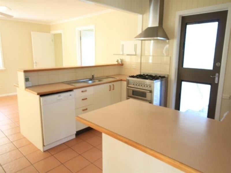 17 Love Street, Holland Park QLD 4121