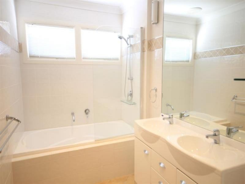 8 Casmaria Street, Mansfield QLD 4122