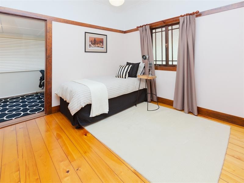 51 Burlington Street, Holland Park QLD 4121