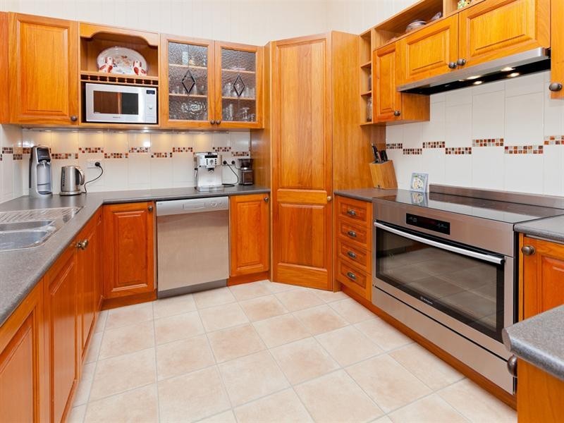 19 Framont Avenue, Holland Park QLD 4121