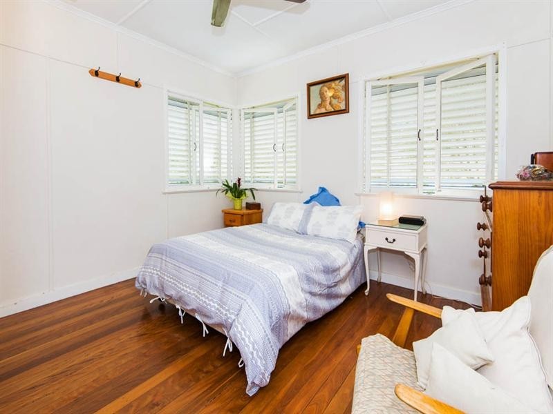 142 Lawn Street, Holland Park QLD 4121