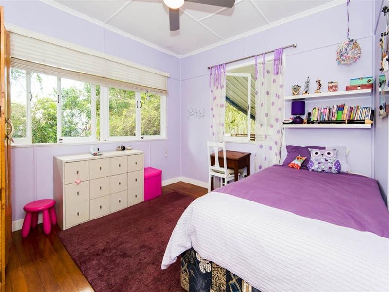 142 Lawn Street, Holland Park QLD 4121