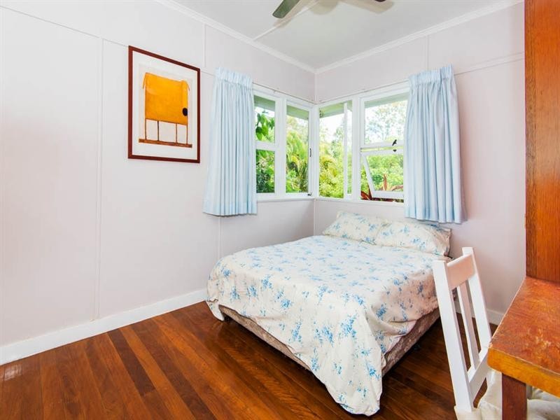142 Lawn Street, Holland Park QLD 4121