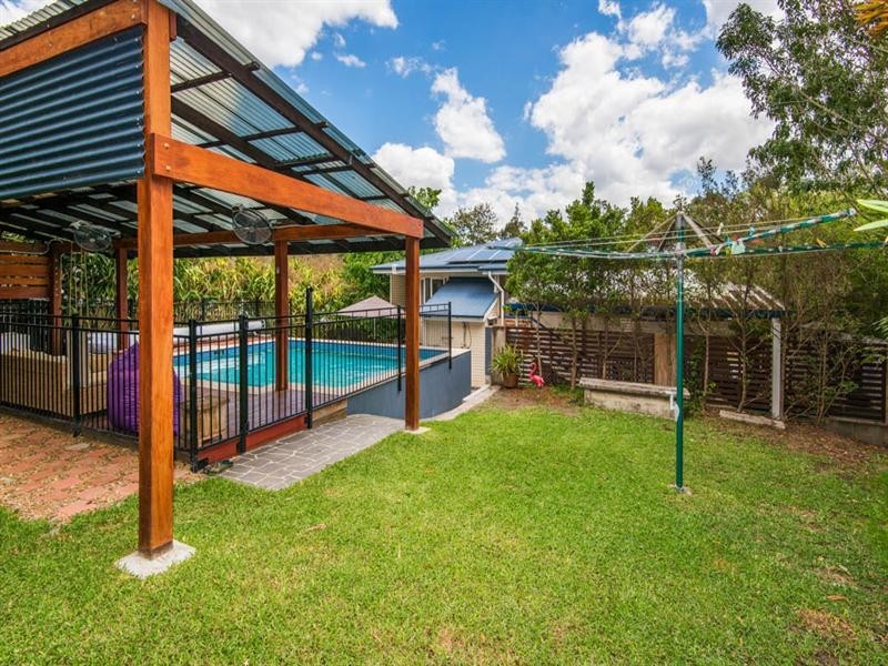 142 Lawn Street, Holland Park QLD 4121
