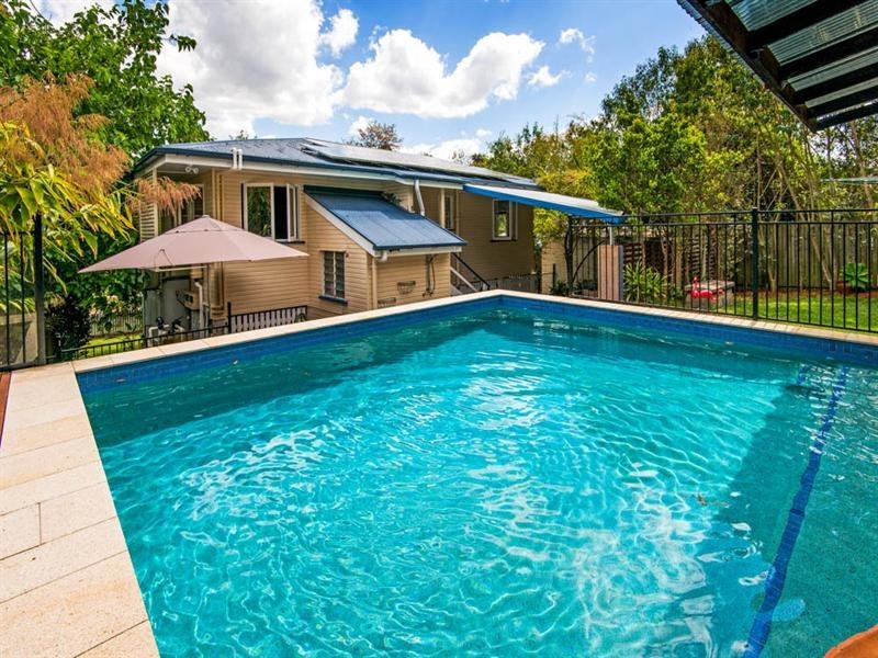 142 Lawn Street, Holland Park QLD 4121