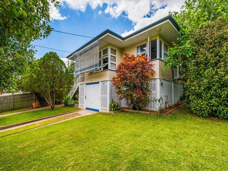 142 Lawn Street, Holland Park QLD 4121