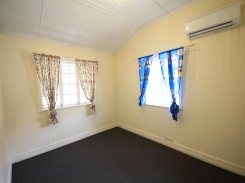 1133 Logan Road, Holland Park QLD 4121