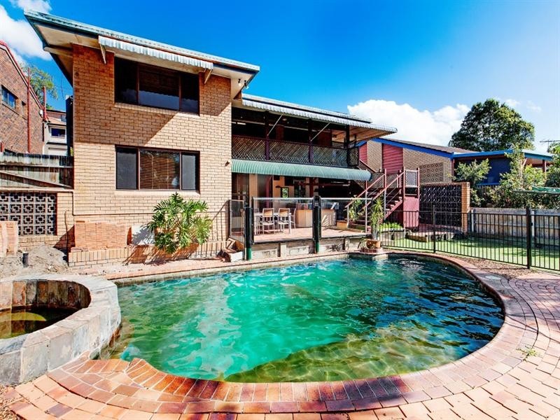 63 Brodie Street, Holland Park West QLD 4121