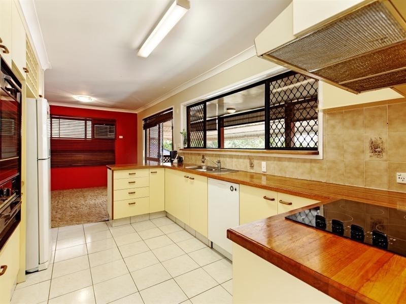 63 Brodie Street, Holland Park West QLD 4121