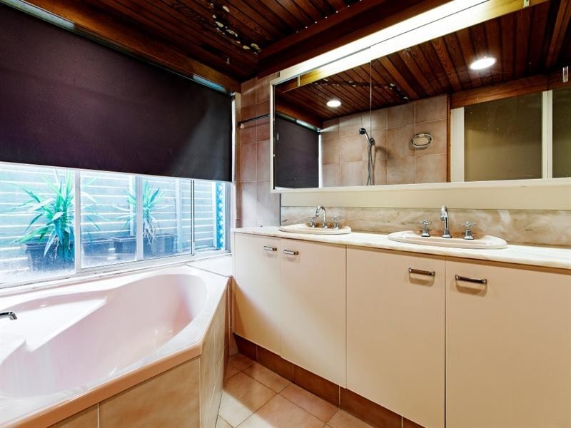 63 Brodie Street, Holland Park West QLD 4121