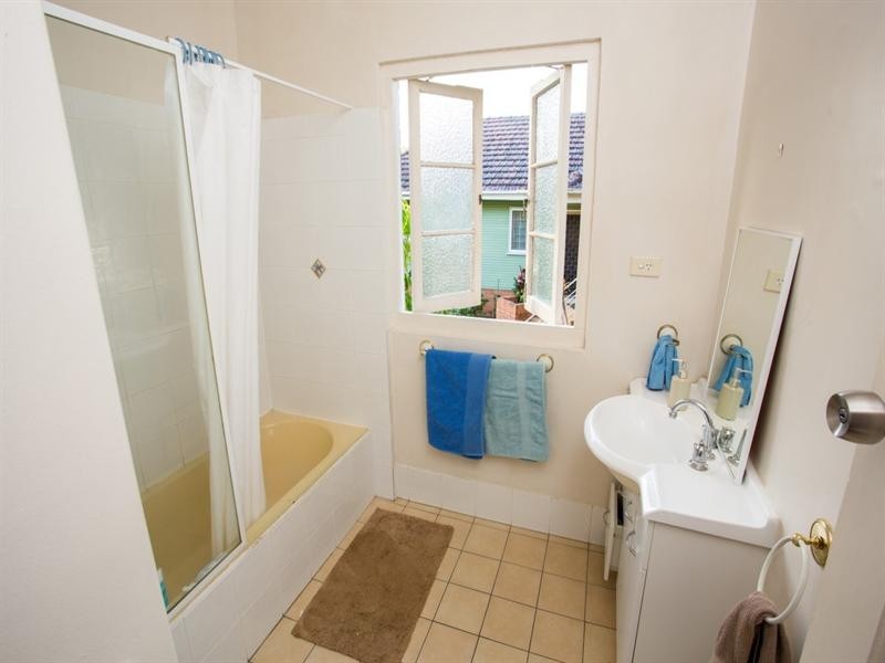 1/70 Newbolt Street, Holland Park QLD 4121