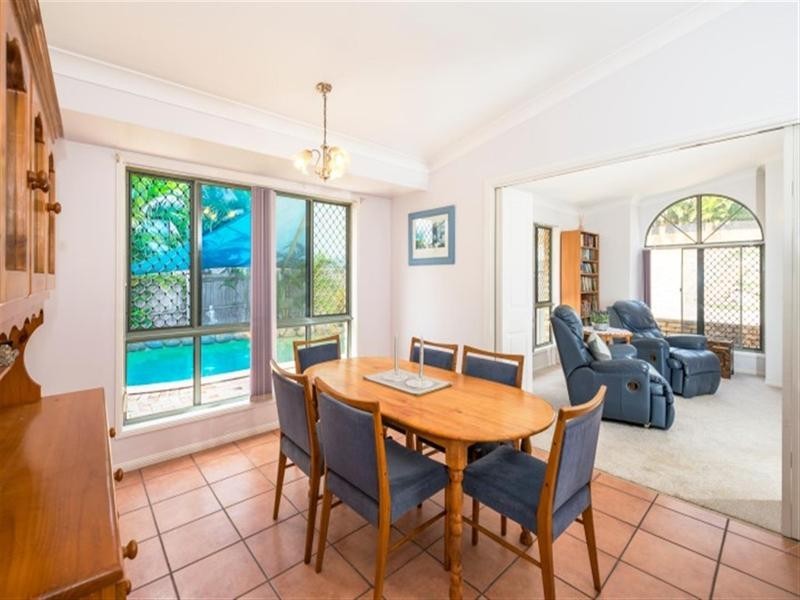 5 Forest Place, Carindale QLD 4152