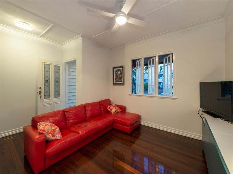 32 Palmer Street, Greenslopes QLD 4120