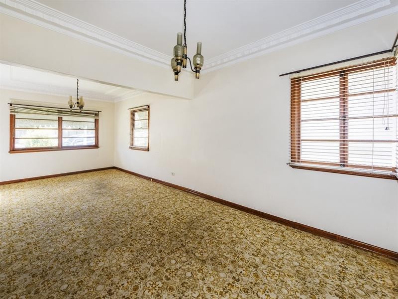 24 Curlewis Street, Holland Park West QLD 4121