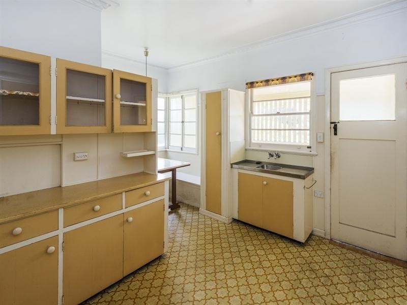 24 Curlewis Street, Holland Park West QLD 4121