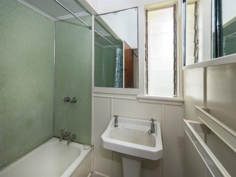 24 Curlewis Street, Holland Park West QLD 4121