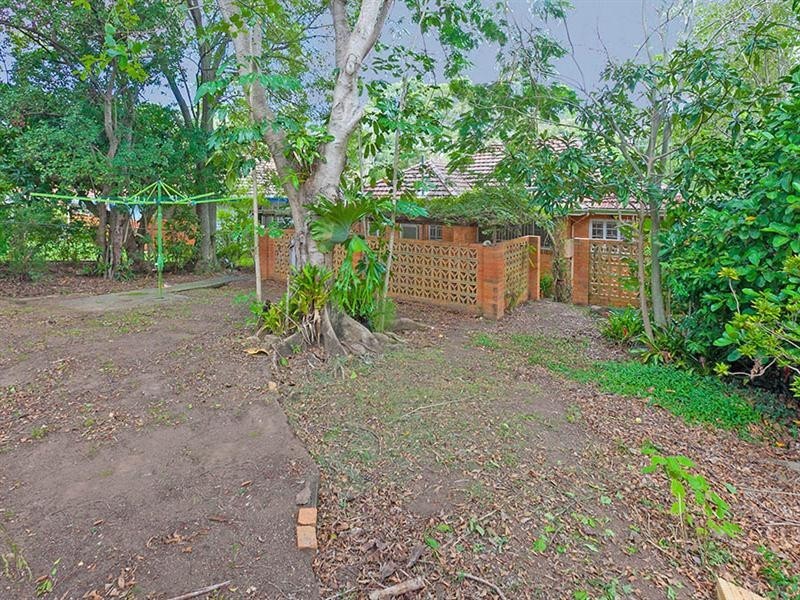 118 Holland Road, Holland Park QLD 4121