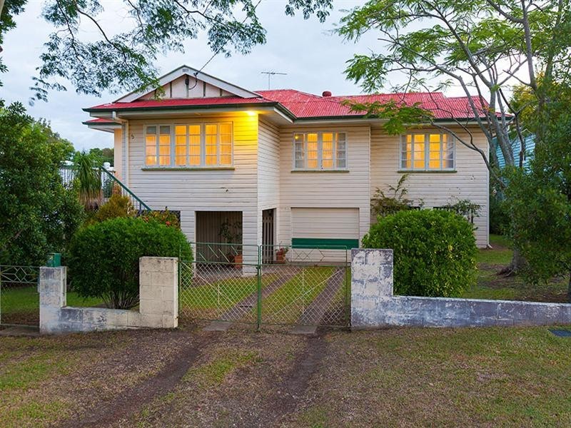 5 Iris Street, Holland Park West QLD 4121