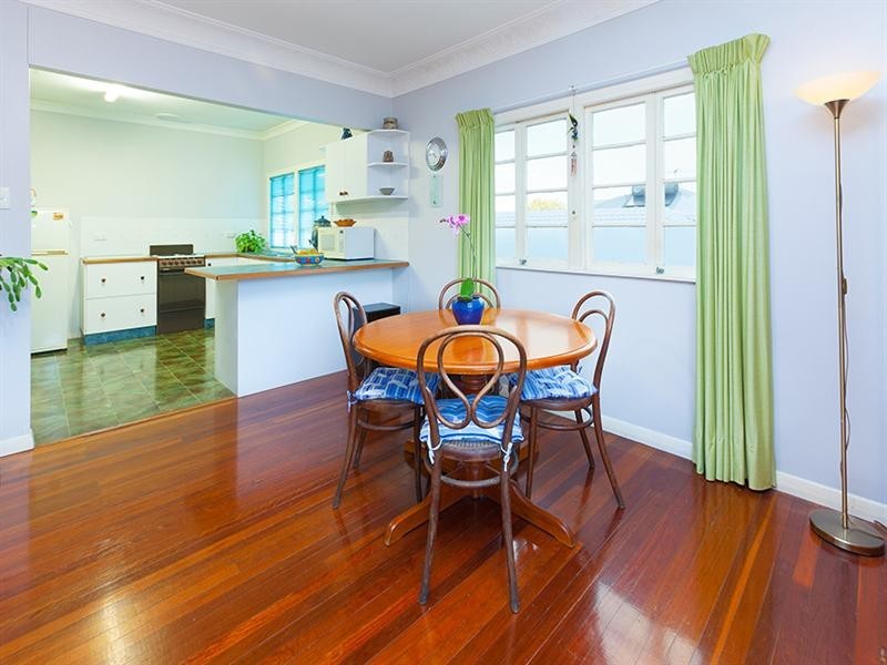 5 Iris Street, Holland Park West QLD 4121