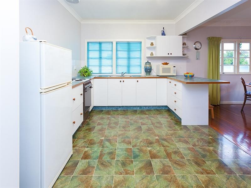 5 Iris Street, Holland Park West QLD 4121