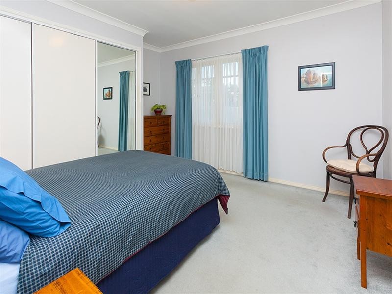 5 Iris Street, Holland Park West QLD 4121