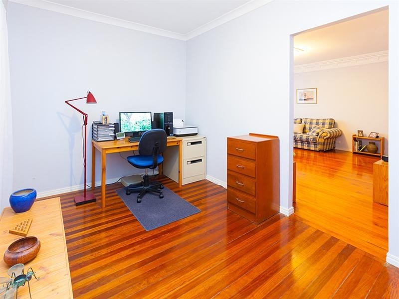 5 Iris Street, Holland Park West QLD 4121