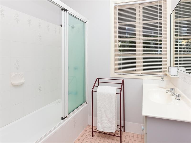 5 Iris Street, Holland Park West QLD 4121