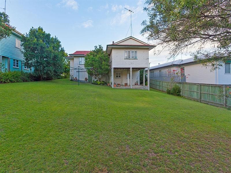 5 Iris Street, Holland Park West QLD 4121
