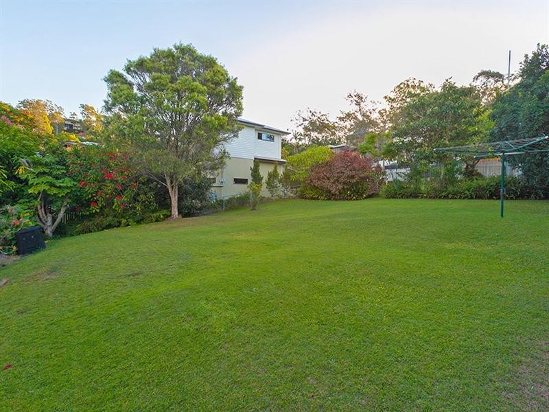 5 Iris Street, Holland Park West QLD 4121