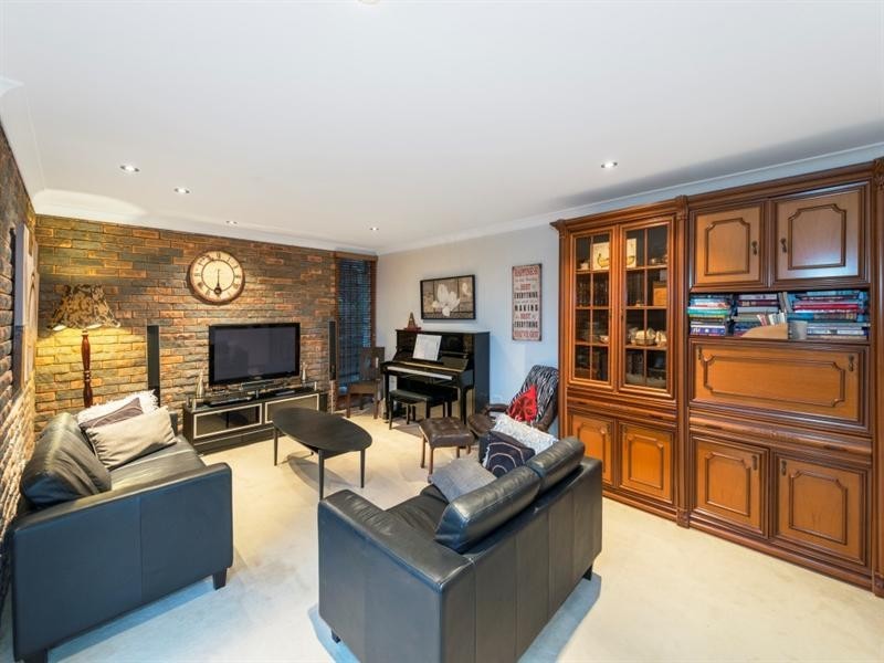 4 Odessa Street, Holland Park West QLD 4121