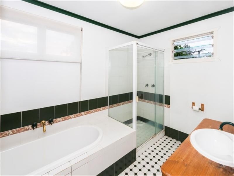 22 Oxley Drive, Holland Park QLD 4121