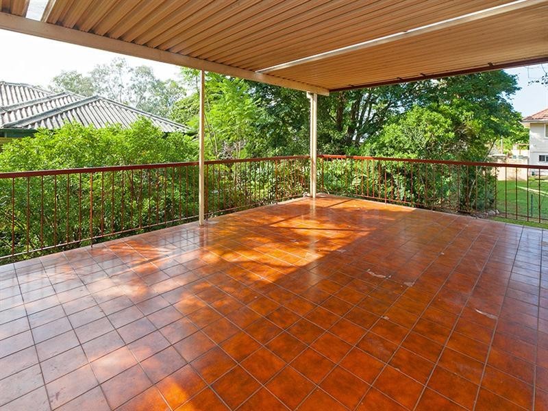 147 Nursery Road, Holland Park West QLD 4121