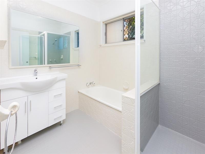 147 Nursery Road, Holland Park West QLD 4121